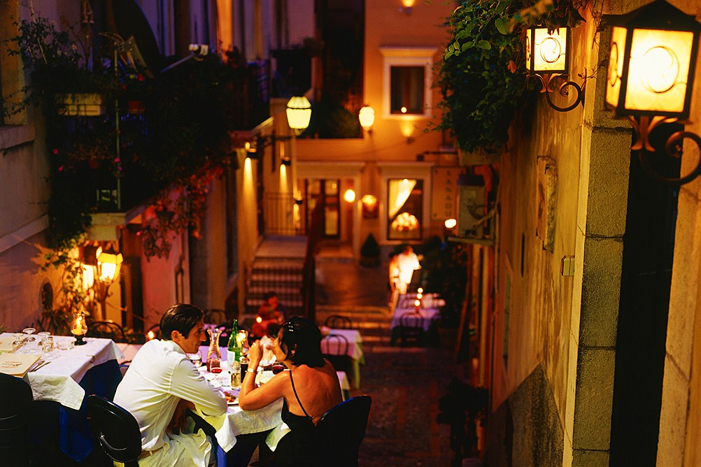 gallery_italy-sicily-taormina_city-restaurants-bars-at-night_0159093_1506030744